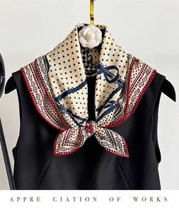 Detail von Seidenschal mit Retro-Kettenmuster, Punkten und einer Kamelien-Brosche