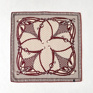 Seide-Wolle-Quadrat-Schal mit Reitermuster, Ketten und Polka-Dots in Weinrot