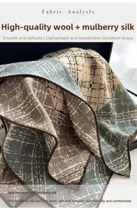 Détail d'écharpe en 82% laine et 18% soie avec motif à carreaux et texture douce