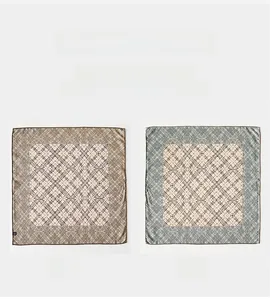 Détail d'un foulard en soie réversible avec motif géométrique en kaki et vert-gris