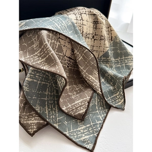 Foulard en soie à motif losanges bleu Morandi et crème avec bordure contrastée chic