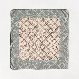 Carré de soie élégant à motif losanges bleu et beige avec une texture lisse et soyeuse