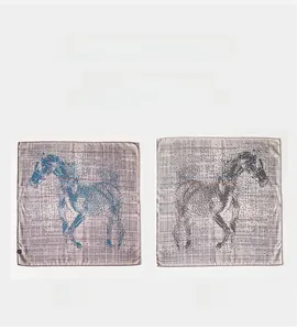 Détail du foulard réversible avec imprimé cheval affichant les côtés bleu et gris