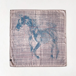 Carré en soie avec motif cheval à pois bleus sur un fond soyeux de couleur lilas clair