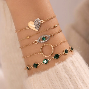 Fünfteiliges Goldarmband-Set mit Herz, bösem Blick, grünen Steinen und Pavé-Diamanten