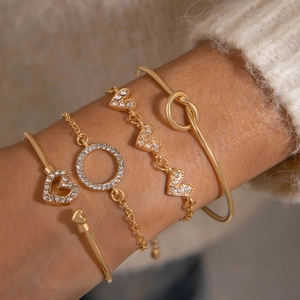 Elegantes 4er-Set Goldarmreifen und Herz-Armbänder mit Strass-Sternen für Damen