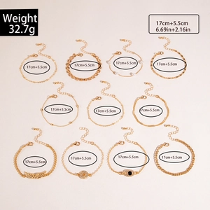 10er-Set goldfarbene Bettelarmbänder mit Stern- und Herzmotiven sowie Größenangaben