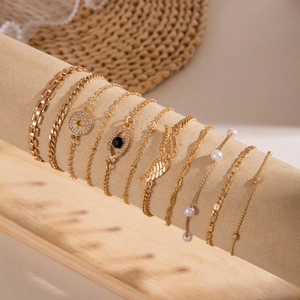 Detail von 9-teiligem goldenem Schmuckset mit Stern- und Auge-Anhängern auf Ständer