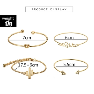Detailansicht des 4-teiligen goldenen Armband-Sets mit Love-Schriftzug und Sternen