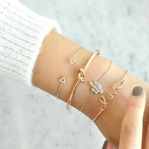 Nahaufnahme des 4-teiligen Armband-Sets in Roségold mit Herz-, Kaktus- und Love-Anhängern