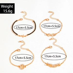 Dettaglio di quattro bracciali dorati con ciondoli, peso 15,6 g e lunghezza 17 cm più 5,5 cm