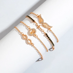 Dettaglio del set di quattro bracciali dorati con gemme a cuore e pendenti sacri