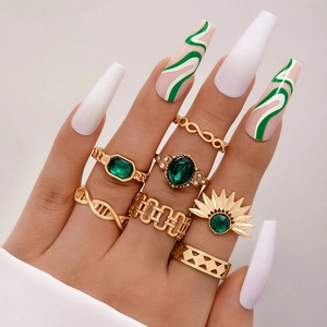 7-teiliges Gold Ring-Set im Vintage-Stil mit smaragdgrünen Steinen und Mustern