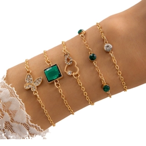 Set di 5 bracciali dorati con gemme verde smeraldo, farfalle e cuori di diamanti