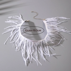 Vue détaillée d'un collier ras du cou en plumes blanches avec chaîne de réglage argentée