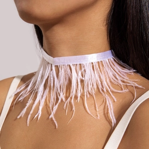 Collier ras du cou élégant en plumes blanches et ruban de satin doux pour femme