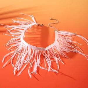 Détails d'un tour de cou en plumes roses avec ruban de satin et fermoir mousqueton argent