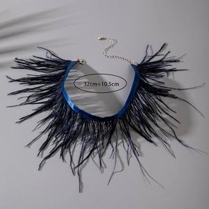 Gros plan du ras de cou gothique en plumes bleues avec chaîne réglable 32cm plus 10,5cm