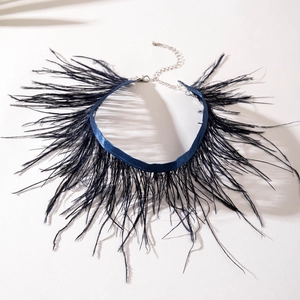 Détails d'un collier gothique en plumes noires avec ruban satin et fermoir réglable