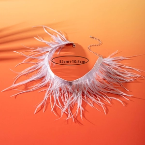 Détail du collier ras du cou en plumes mauves montrant la chaîne de 32cm et l'extension