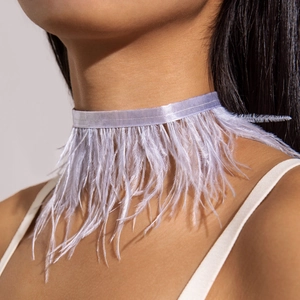 Détail macro du collier ras du cou en plumes lavande avec finition en ruban satin