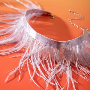 Détail du ras de cou en plumes lavande avec ruban satiné et fermoir mousqueton en métal