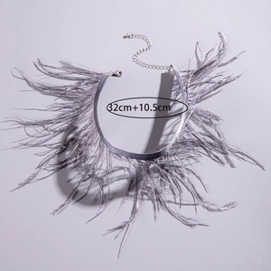 Détail du collier choker en plumes grises avec chaîne réglable de 32 cm plus 10,5 cm argent