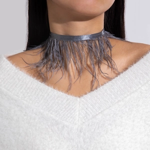Détail du ras de cou gothique élégant en plumes grises avec ruban de satin