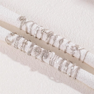 Böhmisches Silberring-Set mit Mond, Stern und Perlen auf weißen Säulen präsentiert