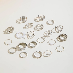 Flachbild eines 20-teiligen silbernen Ringsets mit Blättern, Perlen und Geometrie