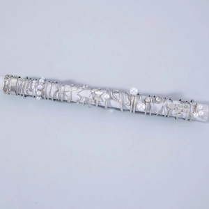 Makro-Detail von 20 silbernen Ringen mit Kunstperlen, Strasssteinen und Blattmotiven