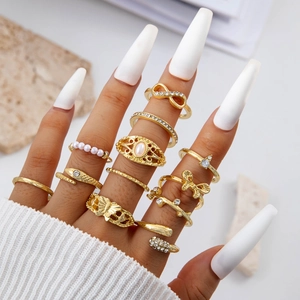 Detailansicht des 12-teiligen goldenen Ringsets mit Schmetterlingen und Perlen