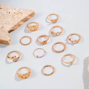 Detail von 12 tlg. goldenen Vintage-Ring-Set mit Schmetterling, Schlange und Perlen