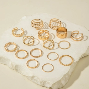 Flachbild von 15-teiligem goldenem Ring-Set mit Blatt- und Perlendetails auf Stein