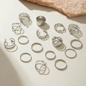 Draufsicht auf ein 15-teiliges silbernes Ring-Set mit Blatt-, Herz- und Perlen-Elementen
