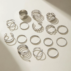 Detaillierte Ansicht des 15-teiligen silbernen Ring-Sets mit geometrischen Blatt-Designs
