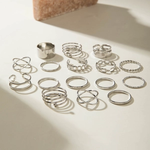 Detailansicht von 15-teiligem Silberring-Set mit geometrischen und gewebten Texturen zum Stapeln