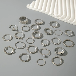 Detaillierte Draufsicht auf 23 silberne Ringe mit Perlen und Blattmustern im Set