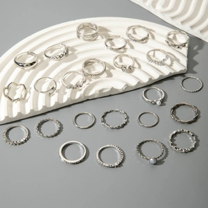 Nahaufnahme von silbernem Stapelring-Set mit Perlen und geometrischen Mustern