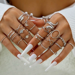 Detailaufnahme eines 20-teiligen silbernen Ring-Sets mit Perlen, Herzen und Schlangen