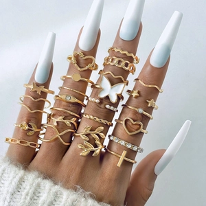 Böhmisches Goldring-Set mit Schmetterlings- und Herzmotiven an weiblichen Händen