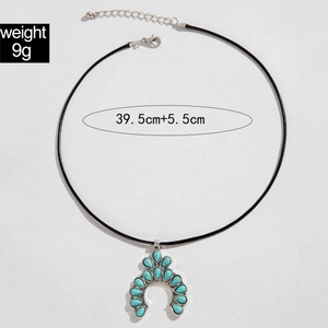 Details der böhmischen Türkisblumen-Halskette mit Maßen 39,5 cm plus 5,5 cm Kette