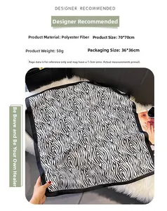 Gros plan d'un foulard carré en soie à rayures zèbre avec finition satinée et bord noir