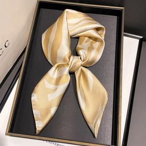 Carré de soie élégant à motif zèbre champagne doré et satiné pour un look professionnel chic