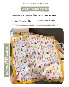 Détail d'un foulard en soie polyester 70x70cm avec imprimés coquillages et étoiles de mer