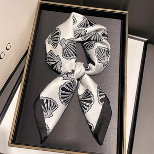 Foulard élégant en satin pour femme avec imprimé coquillage noir et blanc effet soie