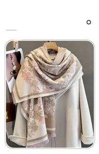 Détail de l'écharpe en imitation cachemire avec jacquard floral phoenix et fines franges