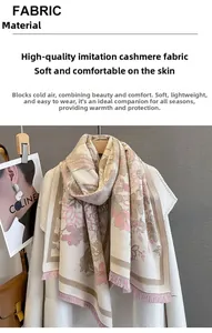 Détail du motif floral phénix rose sur l'écharpe beige en simili-cachemire à franges