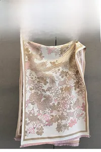 Détail du motif jacquard floral phénix et des franges douces sur cette écharpe d'hiver