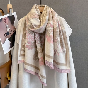 Détail de la broderie jacquard florale et des franges douces sur le châle en laine d'hiver